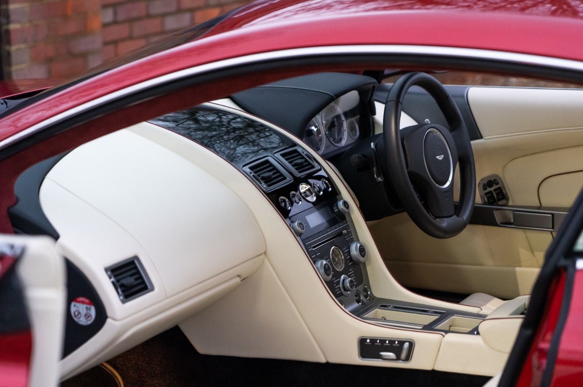 2015 Aston Martin DB9 Image 3